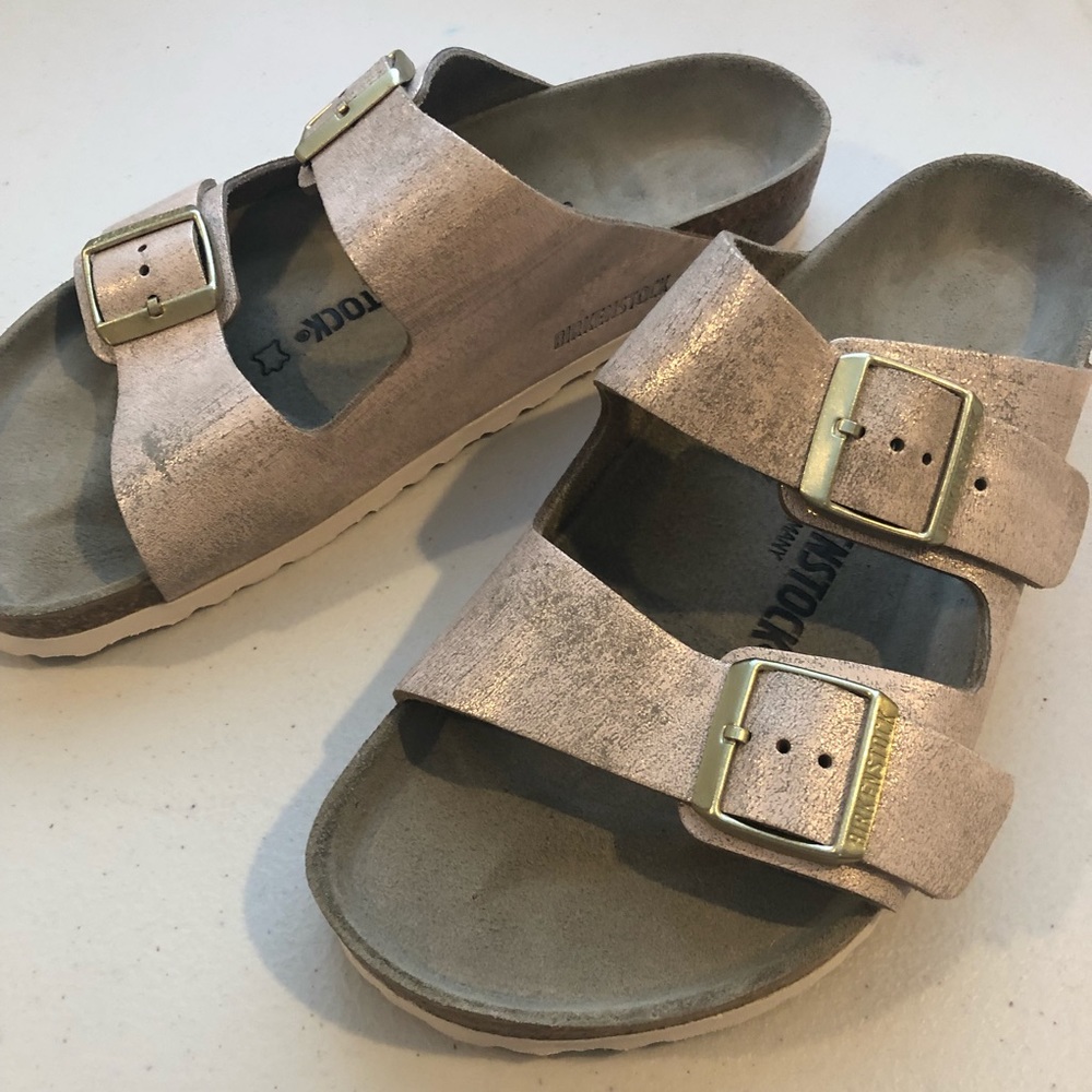 Like new Arizona metallic rose gold sandals!